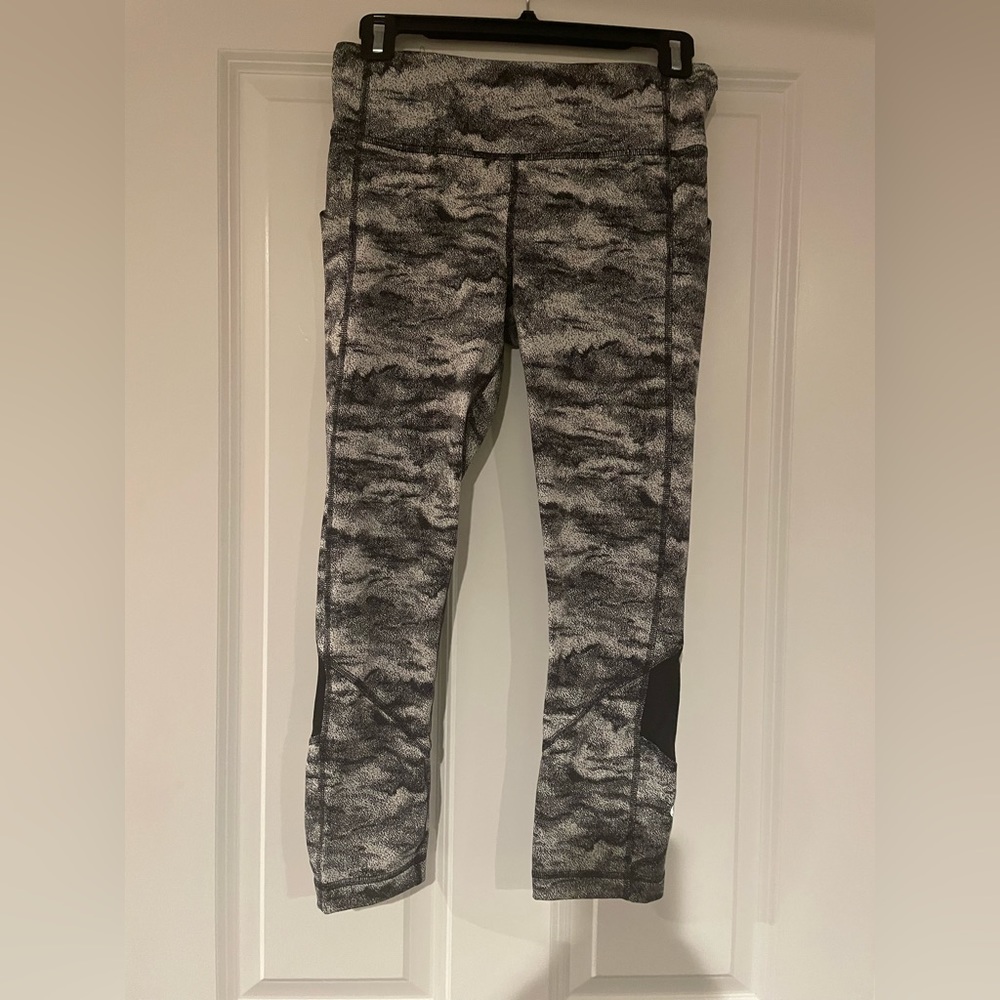 Lululemon size 8 capri leggings with side pockets
